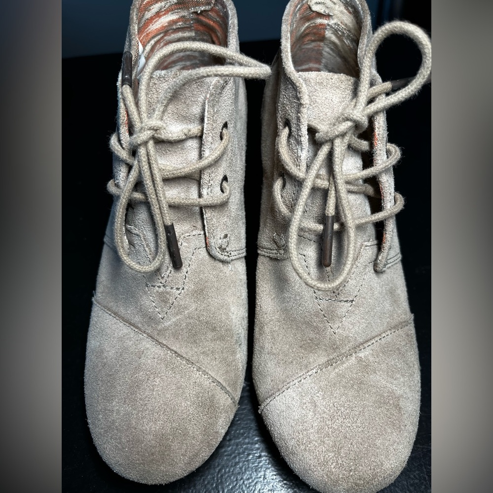 Toms size 7 tan wedge bootie